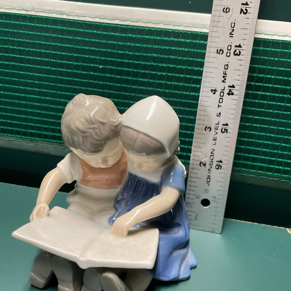 Vintage B&G Bing And Grondahl Children Reading A Book Figurine numbered - Picture 3 of 3